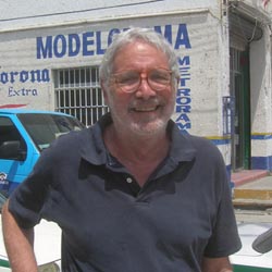 Jules Siegel in downtown Cancun, photo by Terry Donovan
